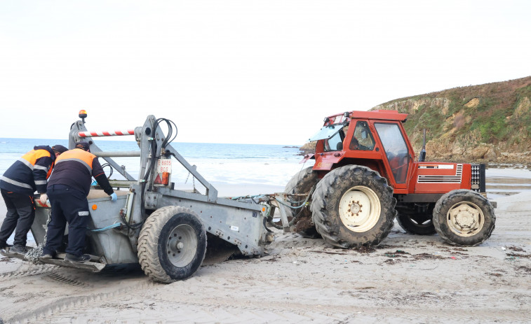 Malpica es el primer concello de la zona en recoger pellets de forma mecanizada