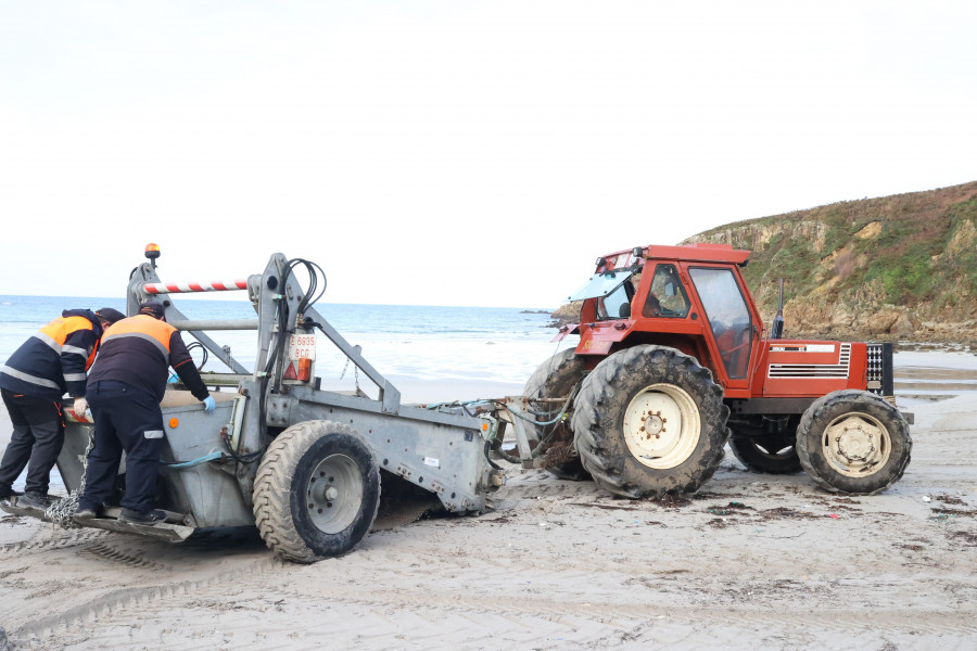 Malpica es el primer concello de la zona en recoger pellets de forma mecanizada