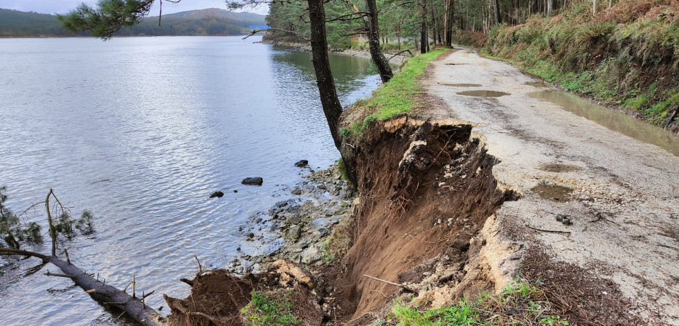 Desprendimiento en la pista de Campo do Turco a Ariño, en Camariñas
