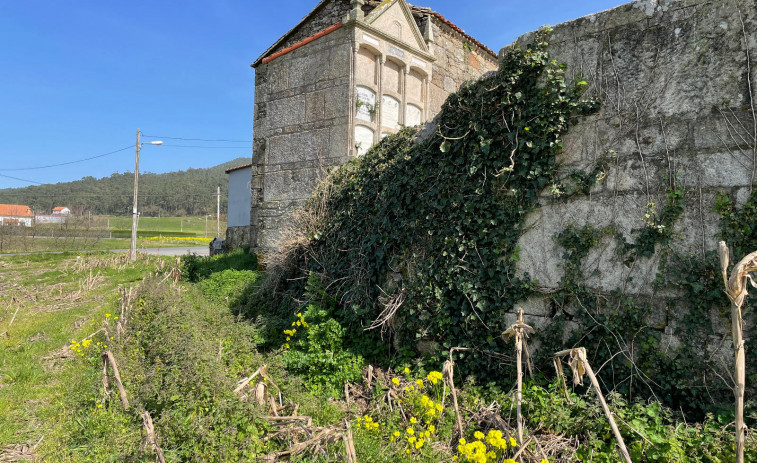 El Arzobispado autoriza la reparación del atrio de la iglesia de Traba de Laxe