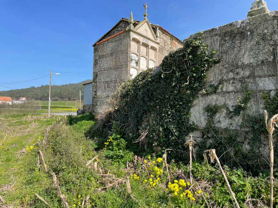 El Arzobispado autoriza la reparación del atrio de la iglesia de Traba de Laxe