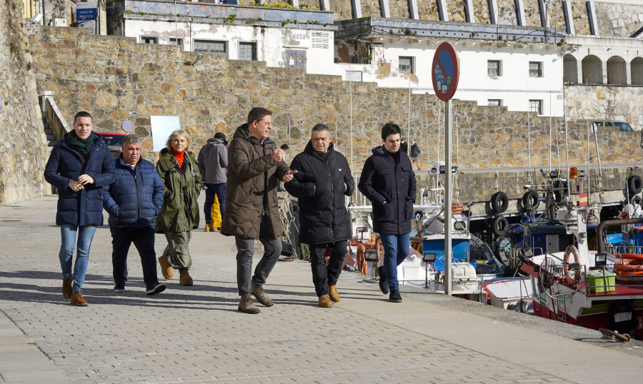 Besteiro apuesta en Malpica por  fomentar el consumo de pescado del cerco en los comedores escolares