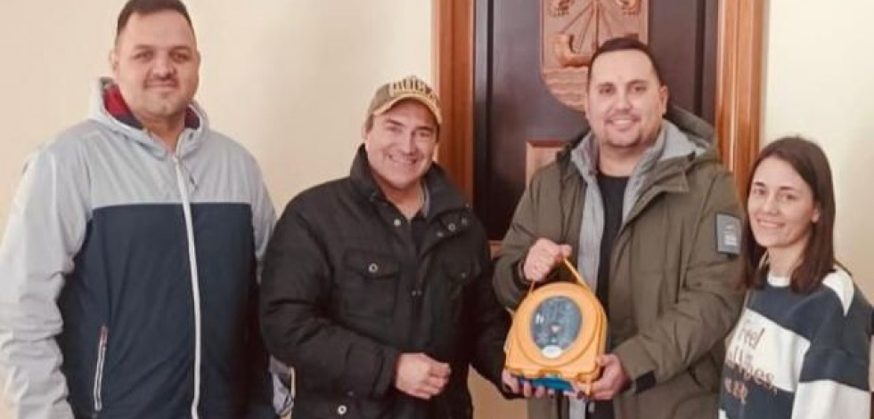 Muxía recibe un desfibrilador donado por la Asociación Profesional do Percebe da Barca
