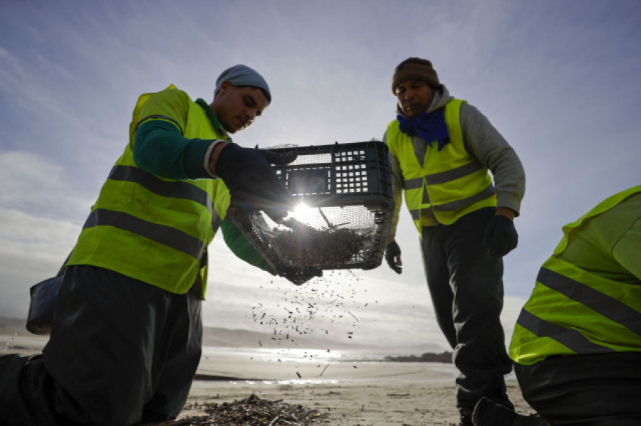 El operativo de la Xunta recoge más de 3.450 kilos de pellets y 9.600 kilos de otros plásticos de la costa