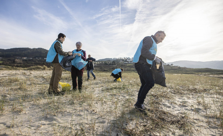 Limpieza de pellets en los arenales carballeses y Ariete organiza una jornada en Soneira