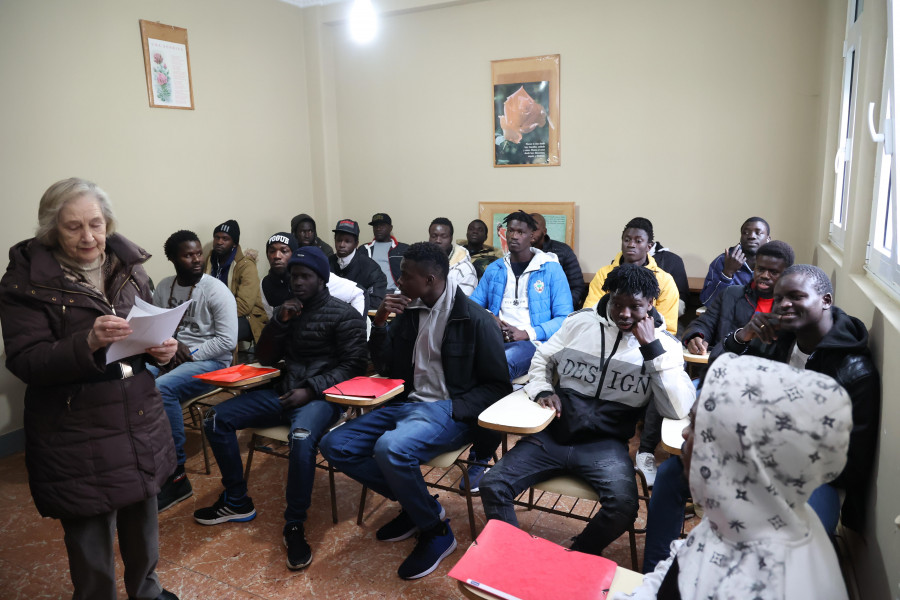 Cáritas pone en marcha un curso de español para extranjeros en Carballo