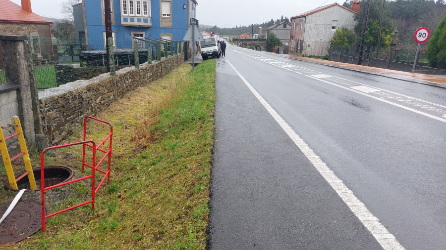 Los trabajos para dotar a Zas de la fibra óptica de Rede Aberta se centran estos días en Nantón