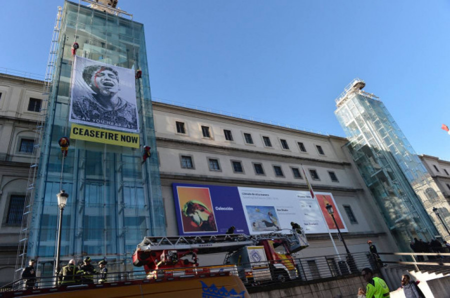Activistas de Greenpeace escalan el Museo Reina Sofía para pedir alto el fuego en Gaza