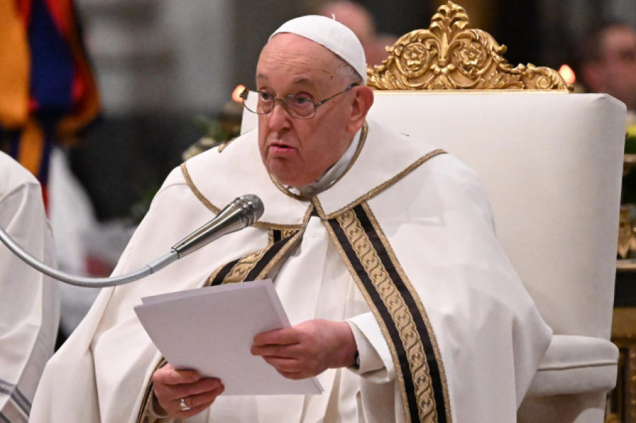 El papa prosigue su terapia hospitalaria y redactará la homilía del domingo