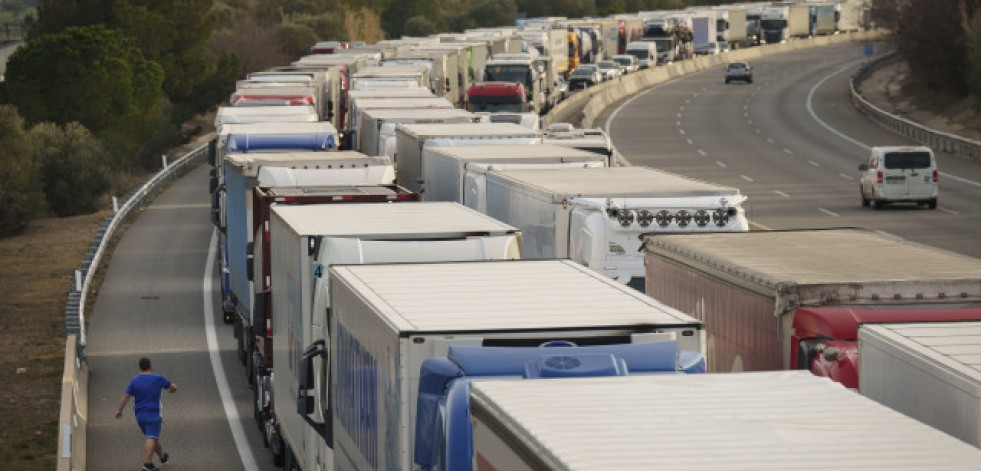 Decenas de camioneros españoles siguen bloqueados en la frontera con Francia