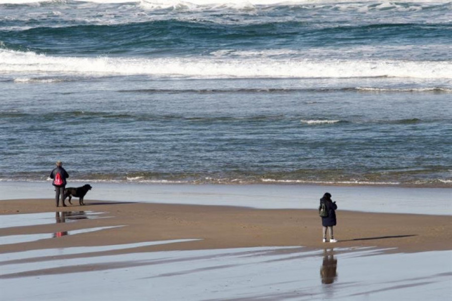 Galicia cierra la semana con descenso de temperaturas en una jornada de nubes y claros