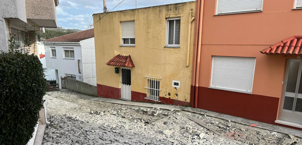 En marcha la mejora de redes y renovación del pavimento en la calle Santander de Corme-Porto