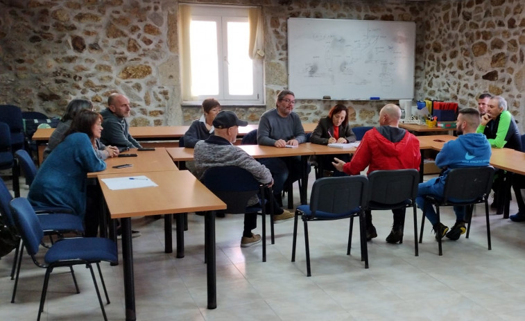 Los trabajadores del mar de Fisterra trasladan sus preocupaciones a los candidatos del BNG