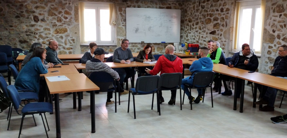 Los trabajadores del mar de Fisterra trasladan sus preocupaciones a los candidatos del BNG