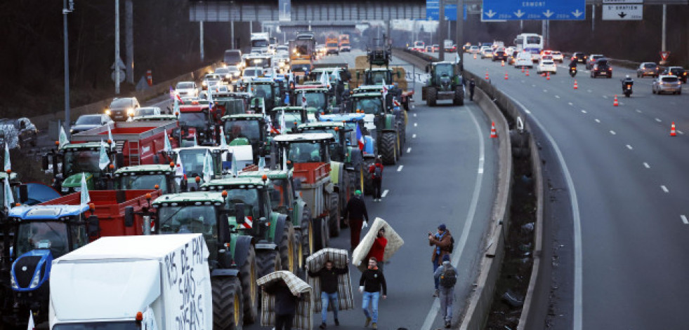 Ganaderos gallegos no descartan protestas similares a las que están colapsando Francia