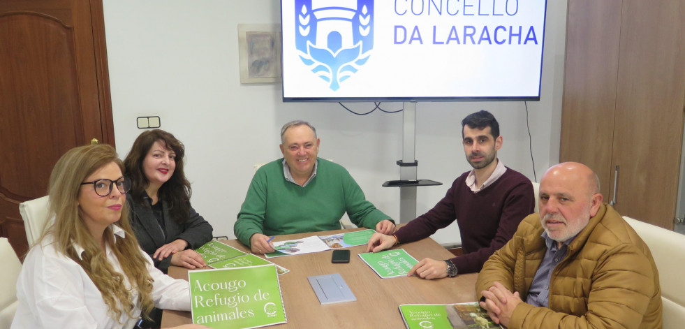 La asociación Acougo presenta su proyecto ante los miembros del gobierno local de A Laracha