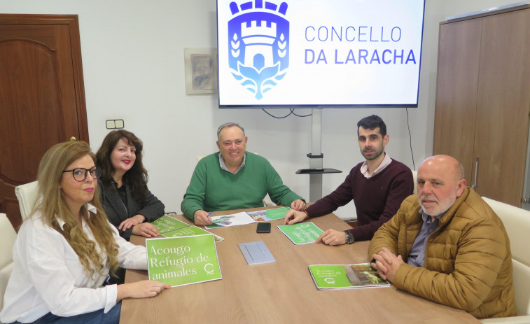 La asociación Acougo presenta su proyecto ante los miembros del gobierno local de A Laracha