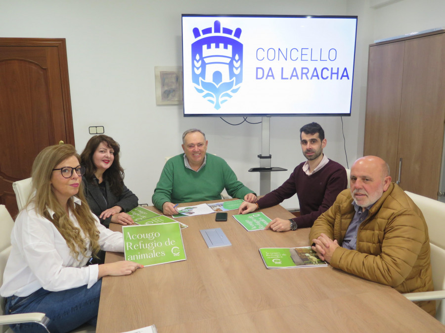 La asociación Acougo presenta su proyecto ante los miembros del gobierno local de A Laracha