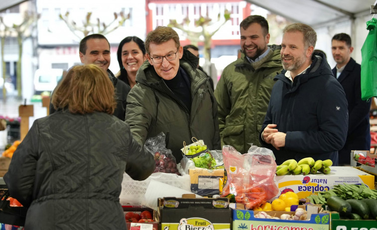 Recorrido de Feijóo por la feria de Carballo