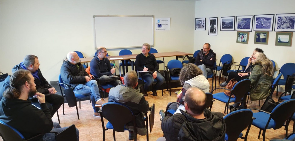 Los candidatos comarcales del BNG se reúnen con profesionales del sector marítimo de Muxía