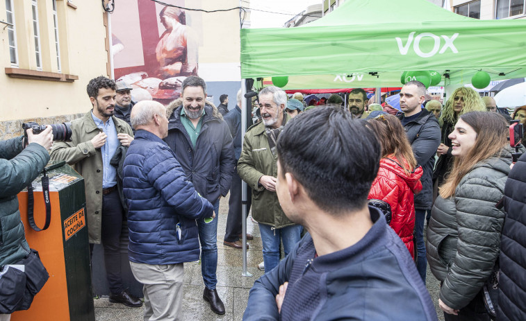 Abascal, de campaña en la feria de Carballo