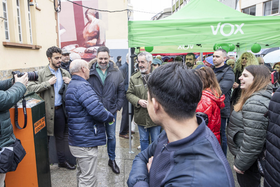 Abascal, de campaña en la feria de Carballo