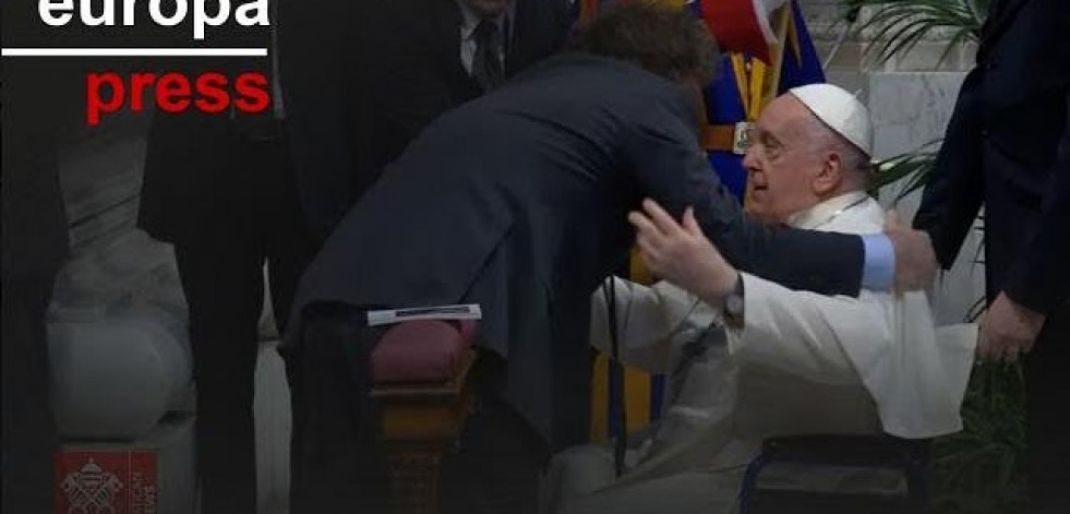 El papa y Milei se abrazan en la canonización de la primera santa argentina