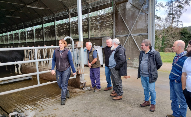 Visita del BNG a una granja en Dumbría