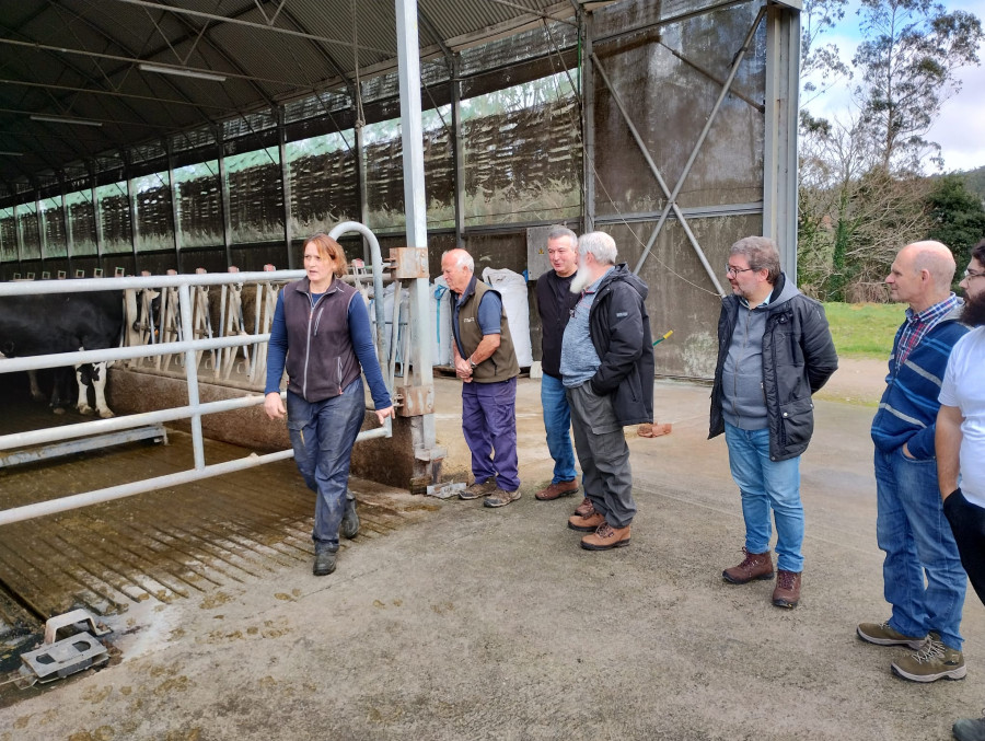 Visita del BNG a una granja en Dumbría