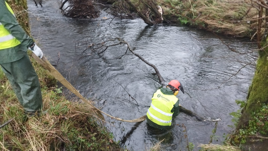 Santa Comba lleva a cabo el  plan de limpieza fluvial presentado a Augas de Galicia