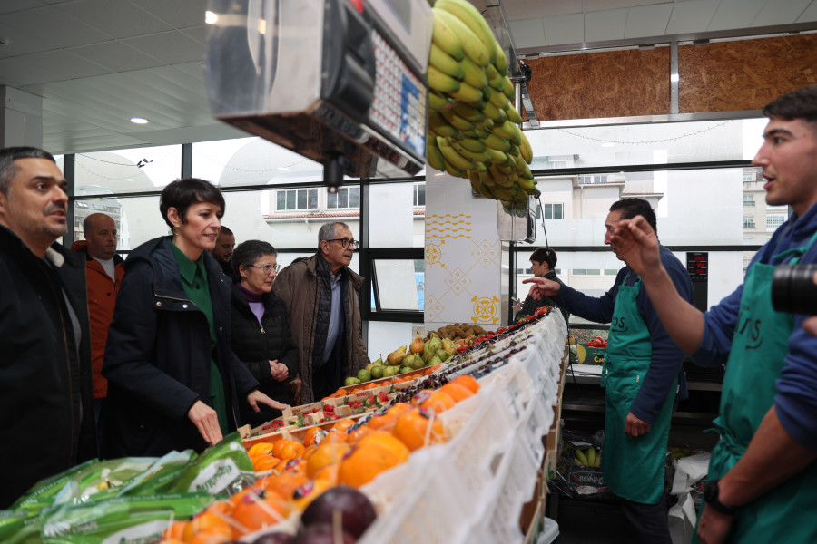 Ana Pontón visitó el mercado carballés