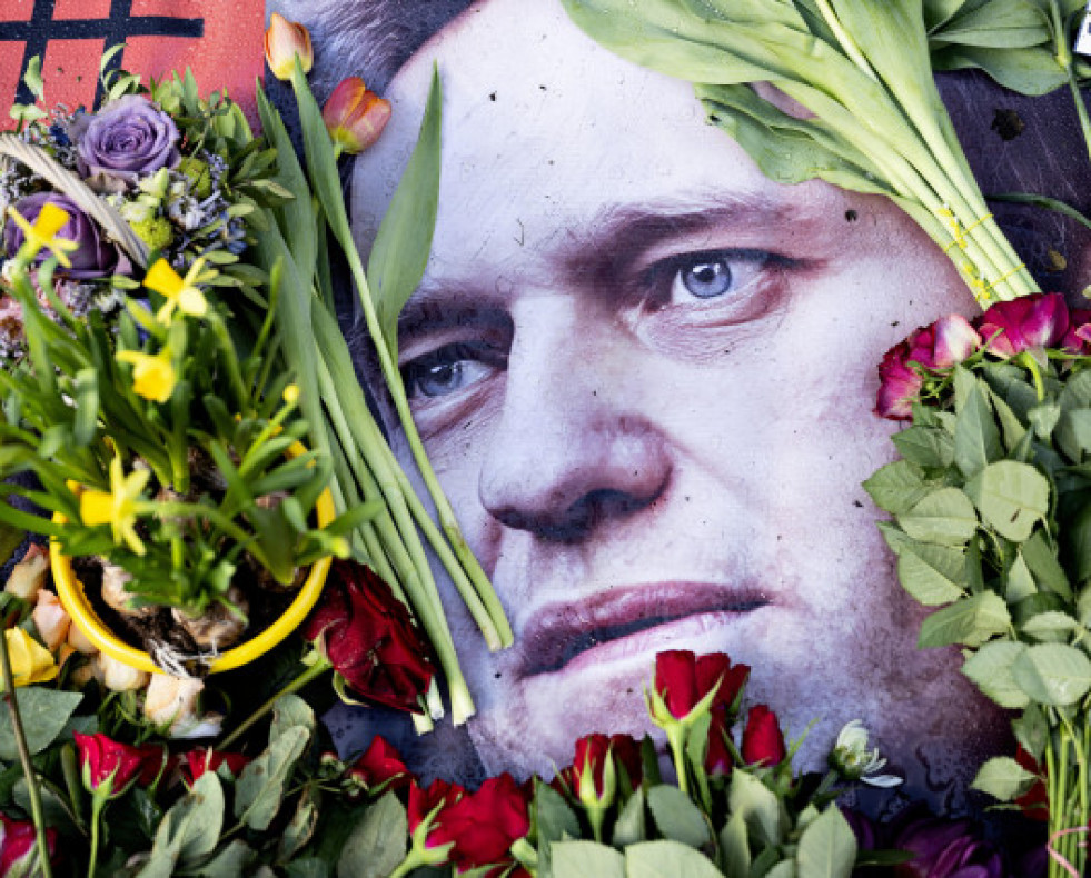 FloresymuestrasdecondolenciaporelfallecidolderopositorrusoAlexeiNavalnialaspuertasdelaembajadadeRusi