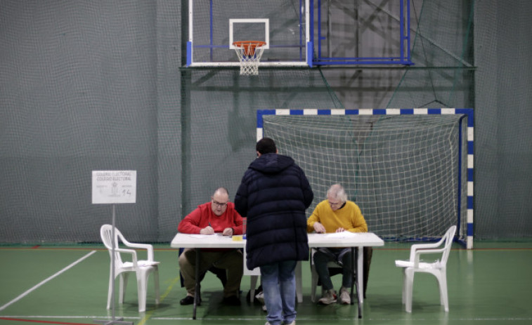 De la puerta atascada a la falta de miembros: las anécdotas de la jornada electoral en Galicia