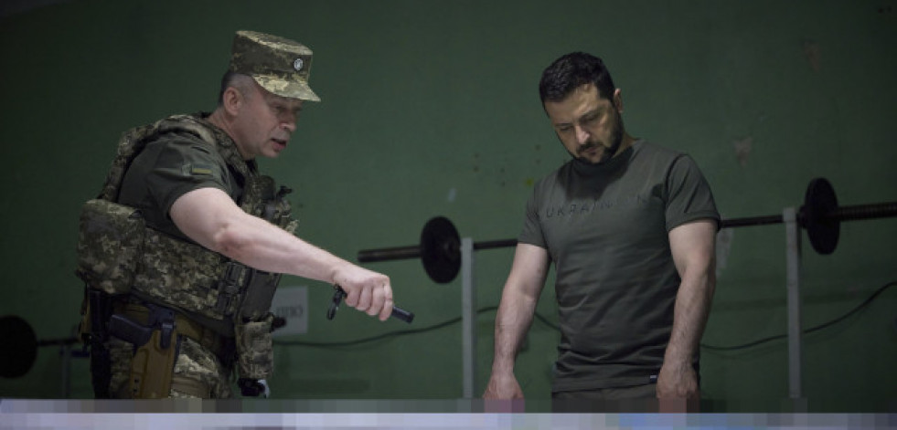 Zelenski visita a las tropas ucranianas que defienden Kúpiansk