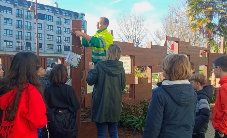 Carballo rinde homenaje a Rosalía con visitas escolares a su jardín