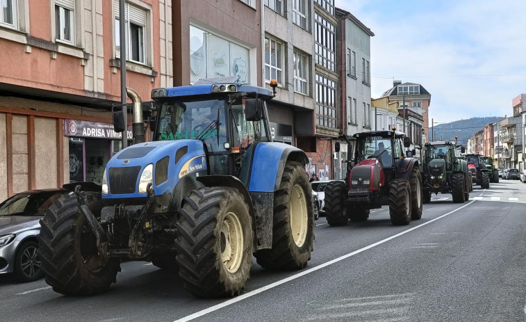 Alrededor de medio centenar de tractores se concentraron en la marcha de Vimianzo