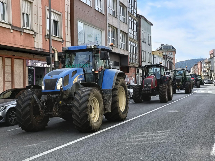 Alrededor de medio centenar de tractores se concentraron en la marcha de Vimianzo