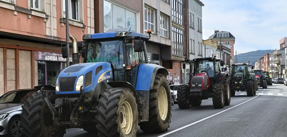 Alrededor de medio centenar de tractores se concentraron en la marcha de Vimianzo