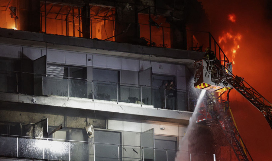 Hallan las primeras víctimas mortales en el interior del edificio incendiado de Valencia