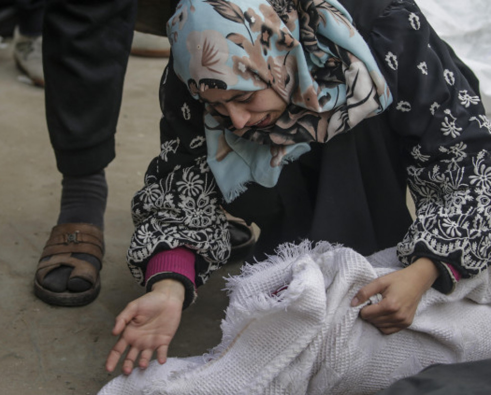 NamujerlloraanteelcadverdeunfamiliartrasunataqueareoisraelsobreDeirAlBalahsurdelaFranjadeGazaEFE