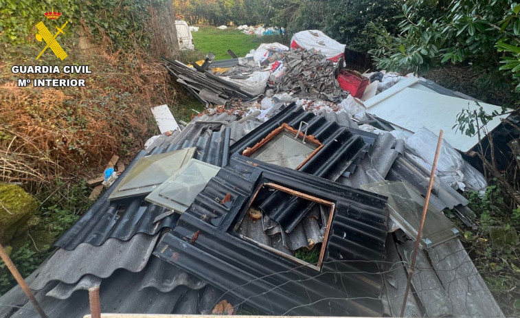 Investigan a un hombre en Dumbría por enterrar residuos de construcción en una finca