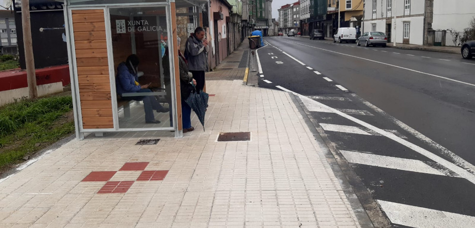 Cambio de ubicación de la marquesina de la parada de autobús en el centro urbano de A Laracha