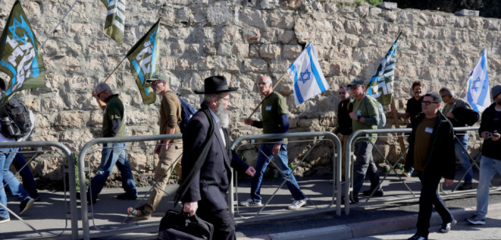 Cientos de israelíes protestan ante el Tribunal Supremo contra la exención militar de los ultraortodoxos