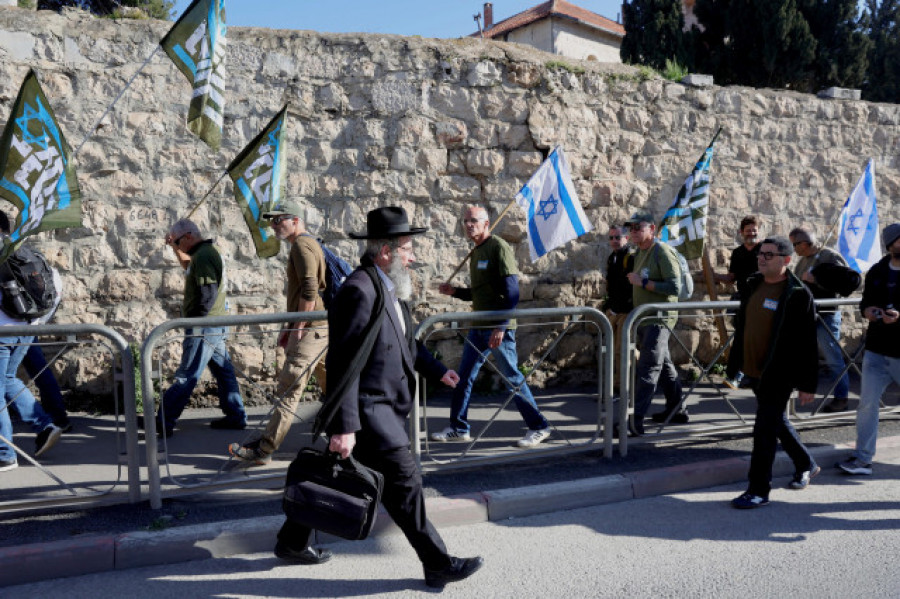 Cientos de israelíes protestan ante el Tribunal Supremo contra la exención militar de los ultraortodoxos