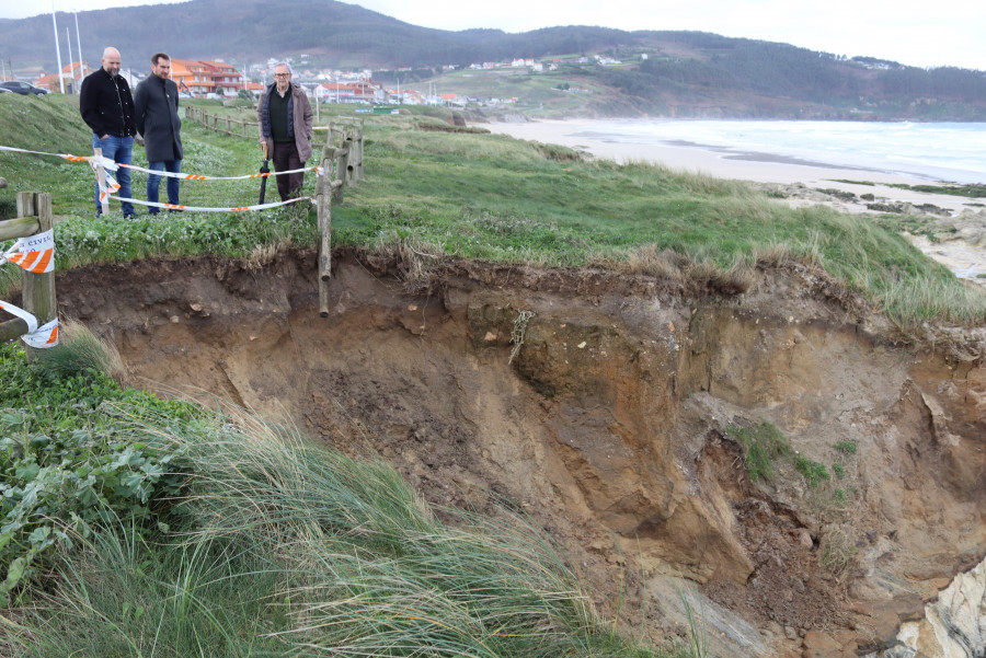 El Concello pide a Costas que agilice la consolidación de los taludes de la playa de Razo