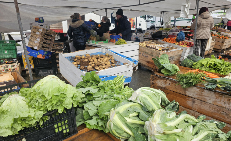 El mal tiempo vuelve a marcar el mercado de Carballo