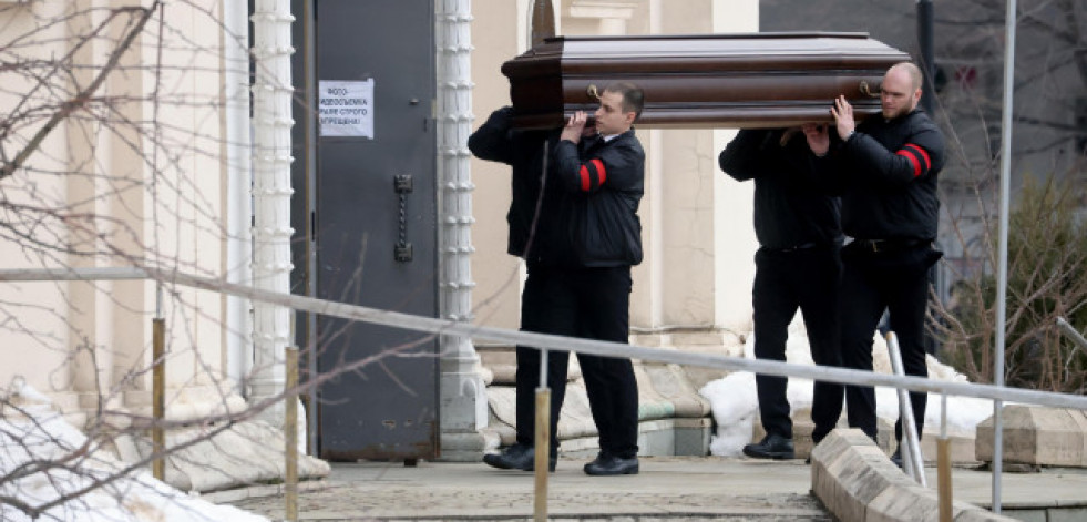 Los rusos desafían el miedo para acudir en masa al funeral de Navalni