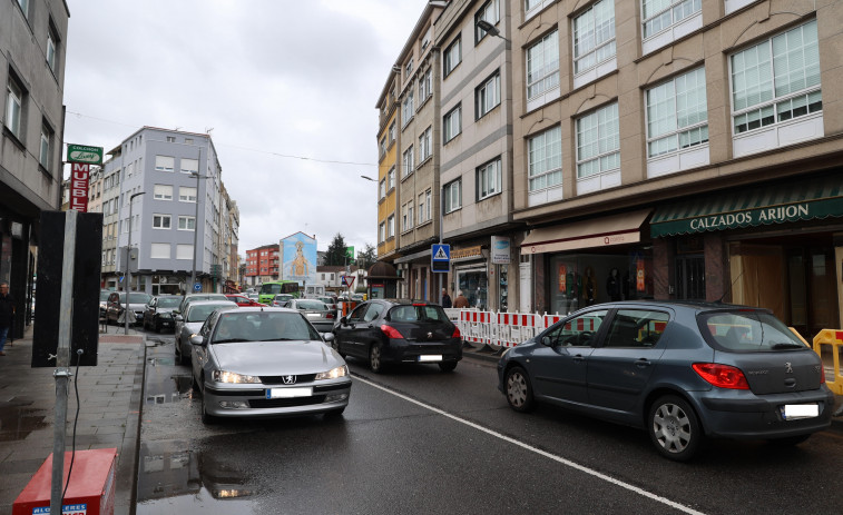 Retenciones puntuales en Carballo durante el primer día de cierre parcial del puente de A Milagrosa