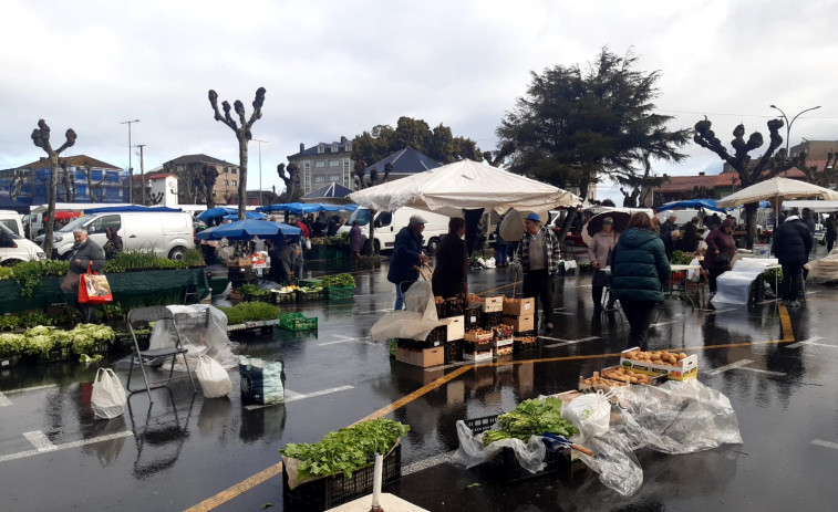 Las verduras para el cocido, grandes protagonistas de una feria en Paiosaco pasada por agua