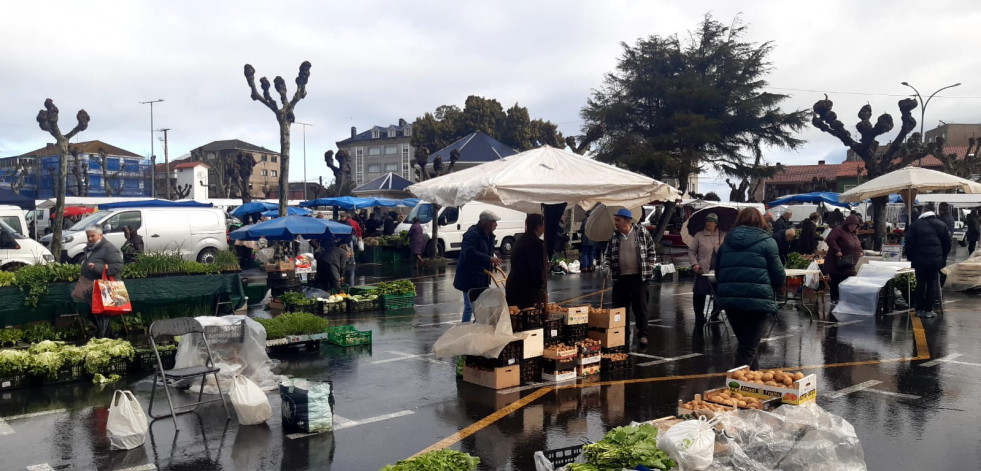Las verduras para el cocido, grandes protagonistas de una feria en Paiosaco pasada por agua